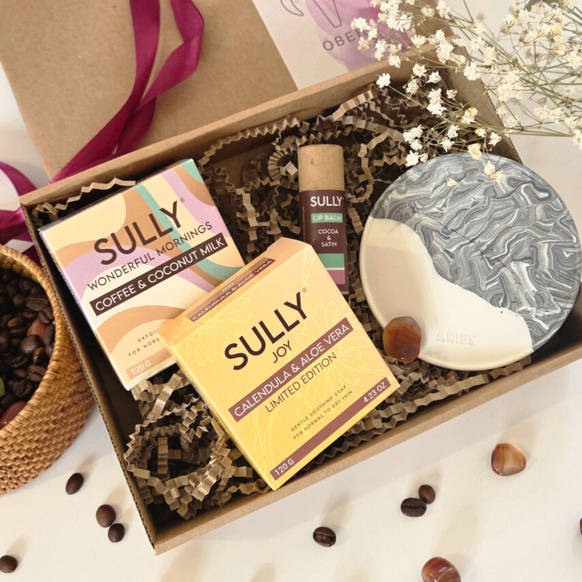 Подаръчен комплект за зодия Овен с натурални сапуни, балсам за устни и поставка със съзвездието на Овен и корнеол