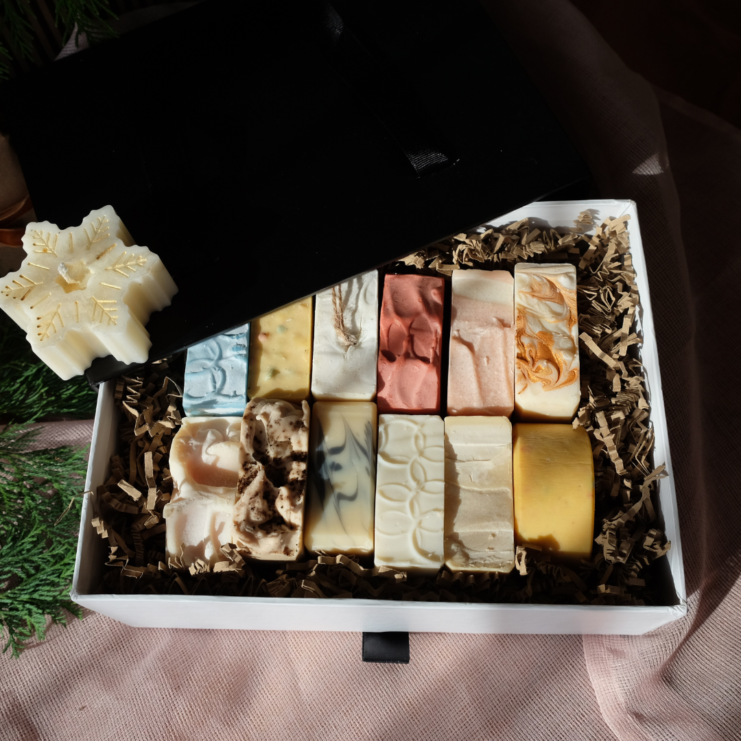 Празничен комплект сапуни SULLY в бяла кутия с коледна звезда и декоративна слама – усещане за уют и грижа.