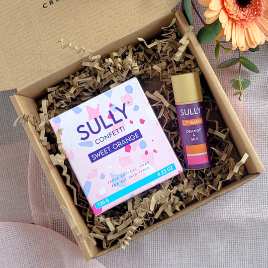 Комплект SULLY с натурален сапун Confetti Sweet Orange и подхранващ балсам за устни Orange & Silk, подредени в подаръчна кутия