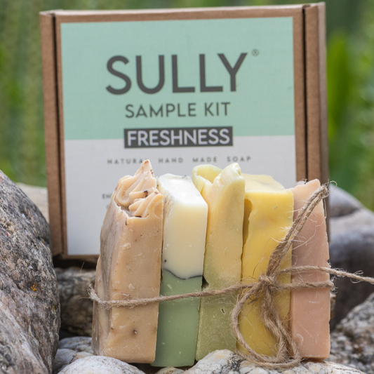 Комплект от 5 свежи мини сапуна Freshness на SULLY, подредени пред кутия от колекцията.