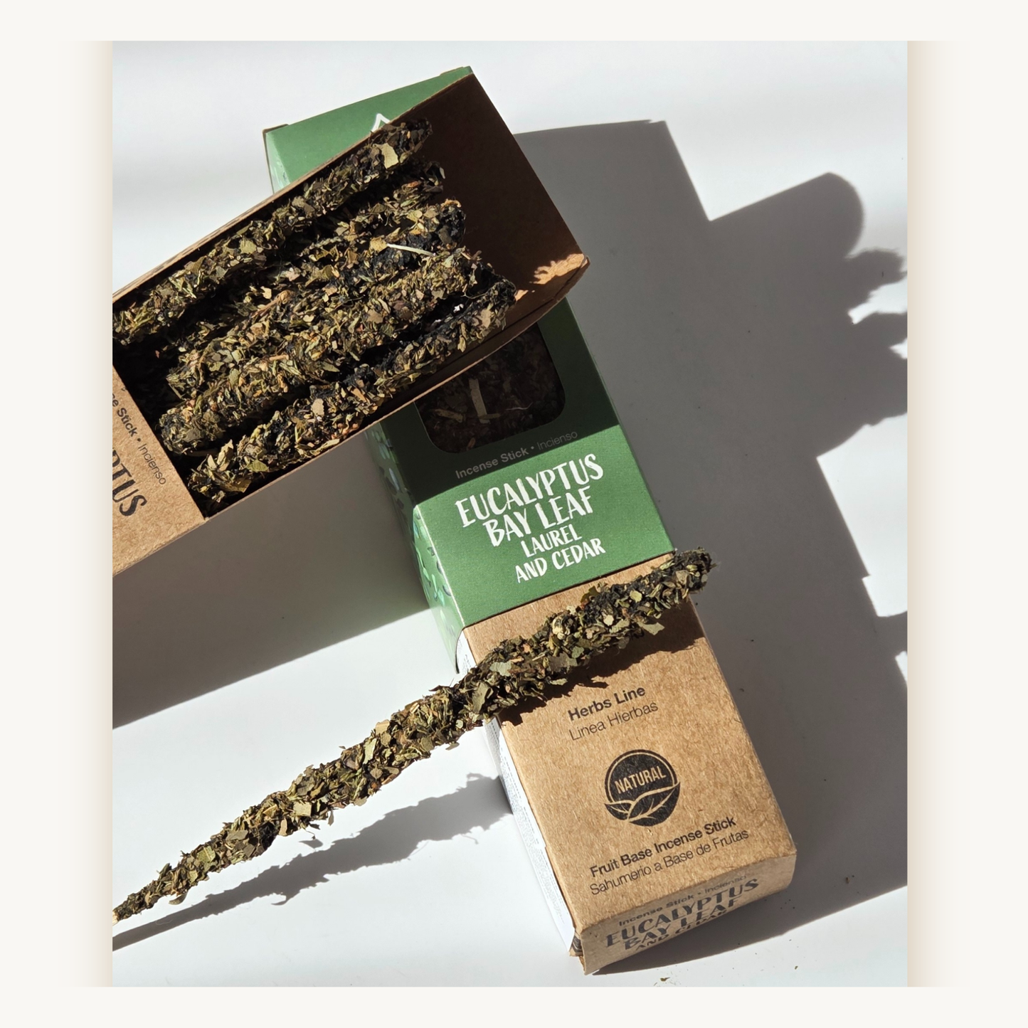 Отворена кутия с ароматни incense пръчици SULLY Sagrada Madre – Eucalyptus, Bay Leaf and Cedar