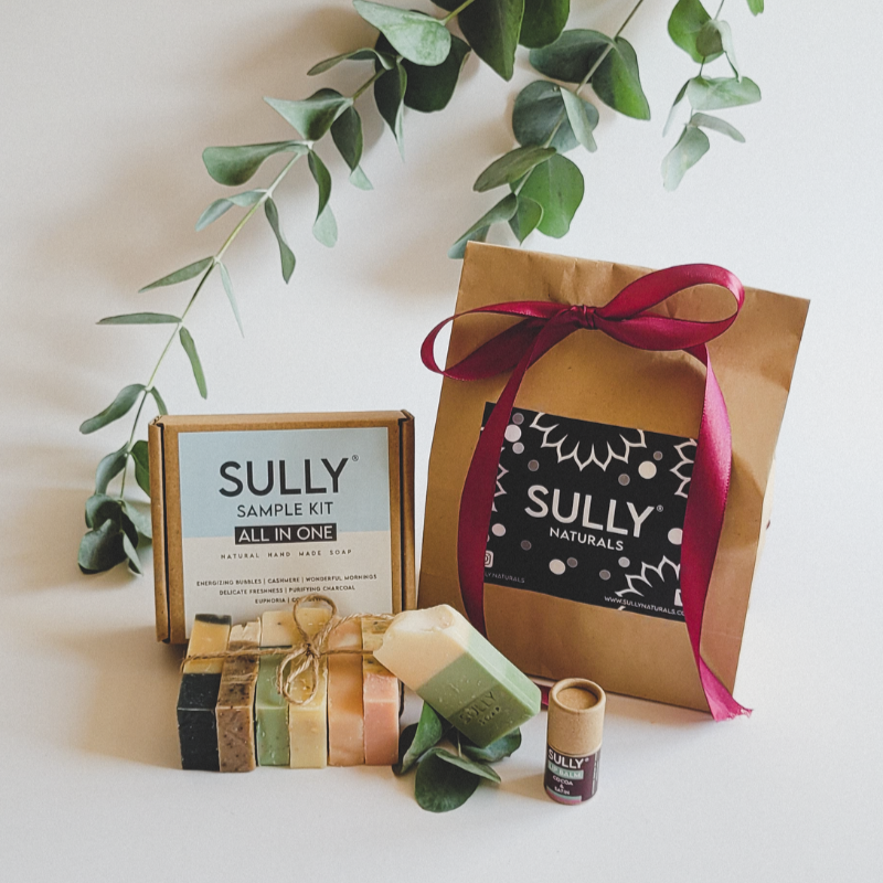 SULLY Sample Kit All in One – комплект с хидратиращи мини сапуни и мини балсам за устни 6 г, подредени с подаръчна торбичка.