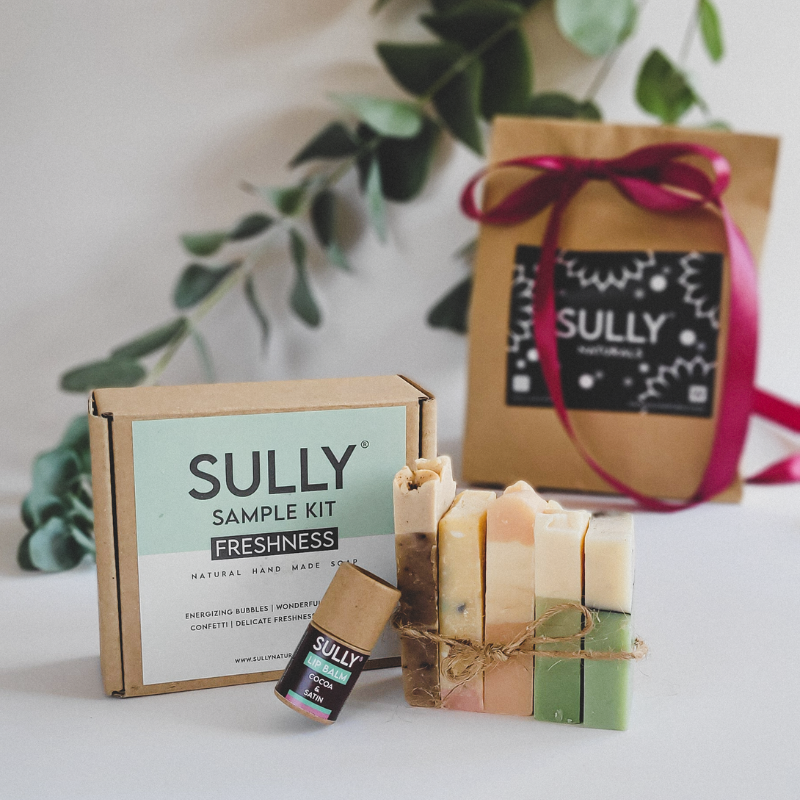 SULLY Sample Kit Freshness – комплект с мини сапуни и мини балсам за устни 6 г, с подаръчна опаковка.