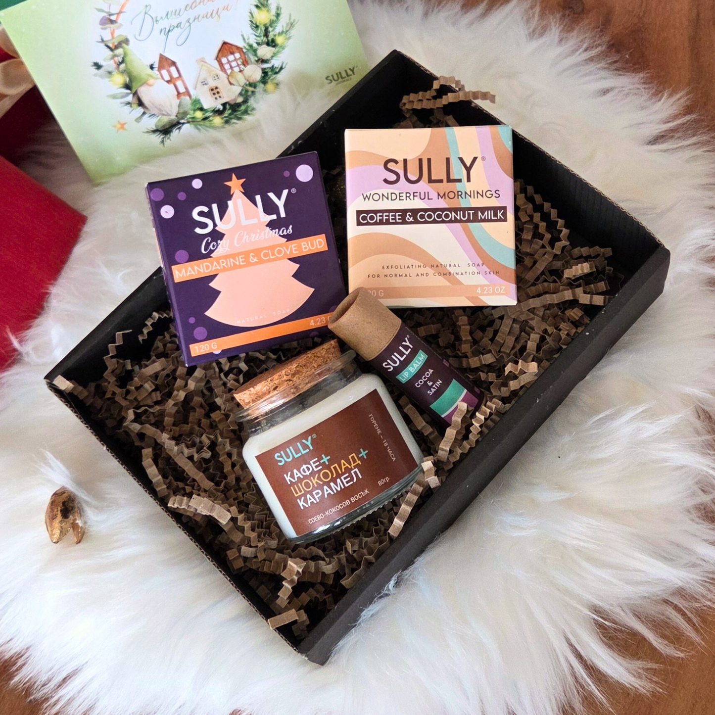 Празничен комплект „Сутрешен уют“ с два сапуна, свещ „Кафе, шоколад и карамел“ и балсам за устни Cocoa & Satin.