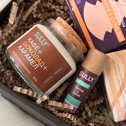 Свещ „Кафе, шоколад и карамел“ SULLY Naturals в подаръчна кутия с натурален балсам за устни Cocoa & Satin.