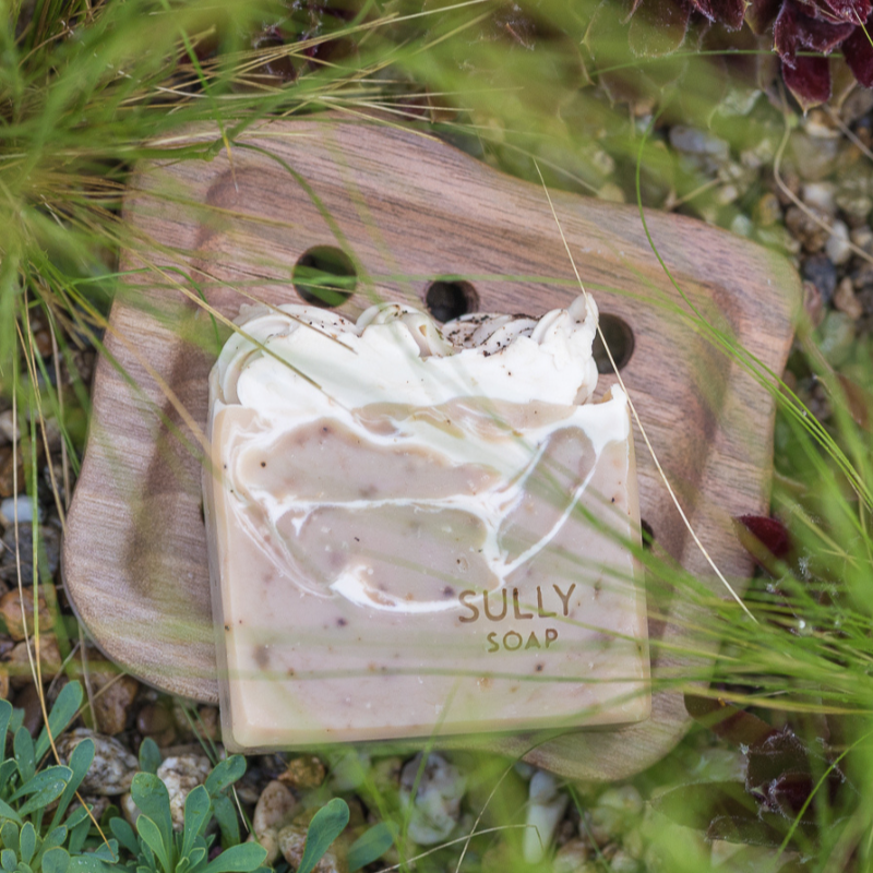 Ексфолиращ сапун с кафе „Чудни утрини“ в естествена среда